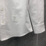 Camicia bianca elegante con etichetta di qualità, stile classico e dettagli raffinati.