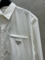 Camicia bianca moderna con taschino e logo triangolare, perfetta per ogni occasione elegante e casual.
