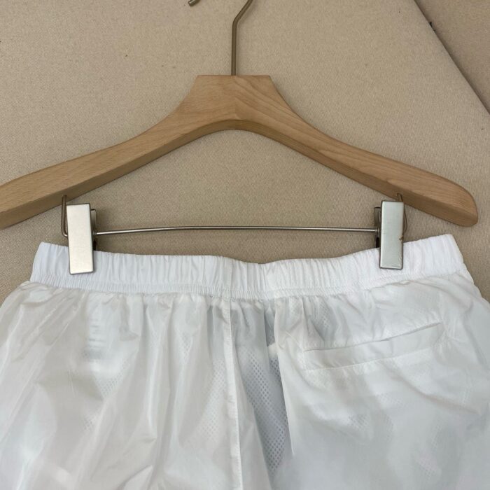 Pantaloncini bianchi casual con elastico in vita e tasca posteriore, ideali per lestate.