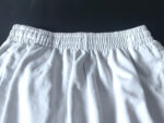 Pantaloncini bianchi con vita elastica, comodi e versatili per relax e attività quotidiane.