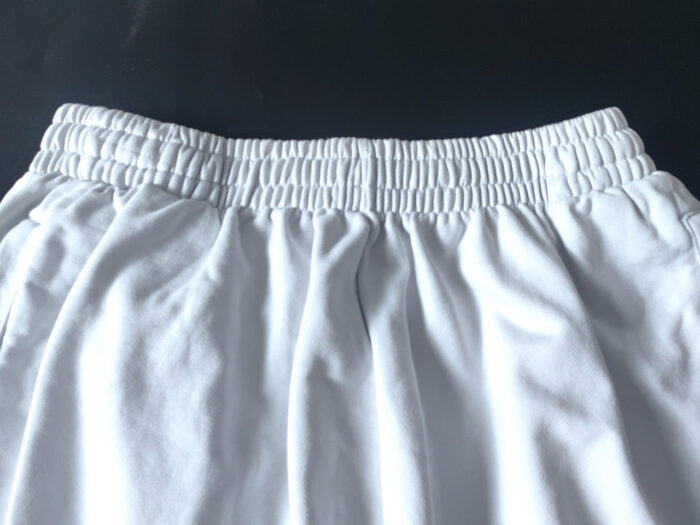 Pantaloncini bianchi con vita elastica, comodi e versatili per relax e attività quotidiane.