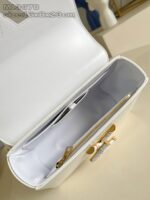 Borsa bianca elegante con dettagli dorati, interno spazioso e scomparti organizzati, stile raffinato.