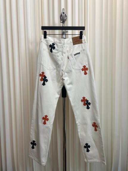 Jeans bianchi decorati con ricami colorati e motivi floreali, stile casual e originale.