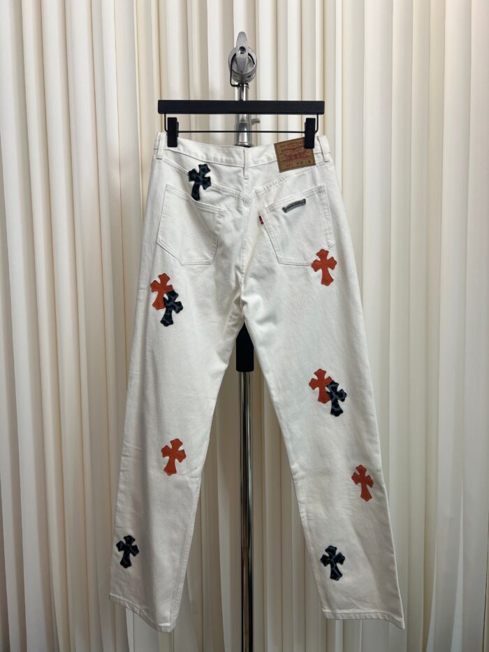 Jeans bianchi decorati con ricami colorati e motivi floreali, stile casual e originale.