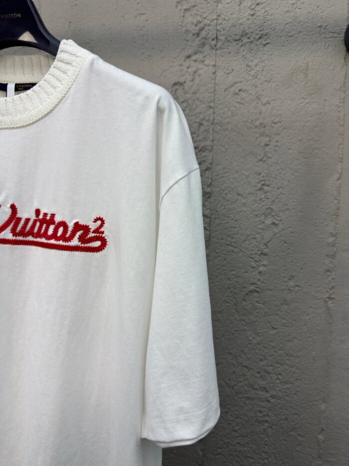 T-shirt bianco oversize con ricamo rosso Vuitton², stile streetwear moderno e casual.