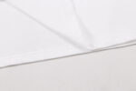 Tessuto bianco morbido con cuciture precise, ideale per abbigliamento elegante e versatile.