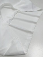 Tessuto bianco di alta qualità, con cuciture precise e aspetto elegante per moda e arredamento.