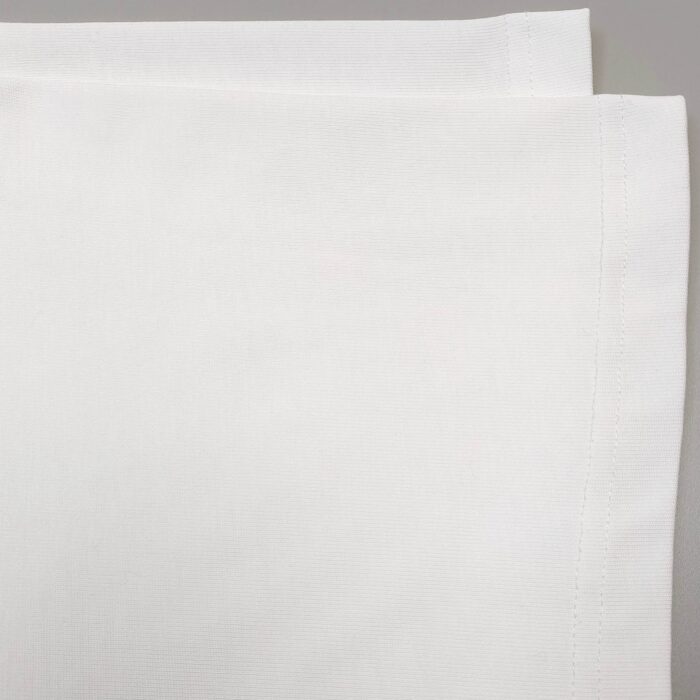 Salviette di cotone bianche eleganti su sfondo grigio, ideale per mise en place raffinate.