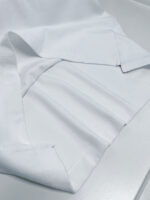Camicia bianca elegante con pieghe e colletto raffinato, perfetta per occasioni formali.