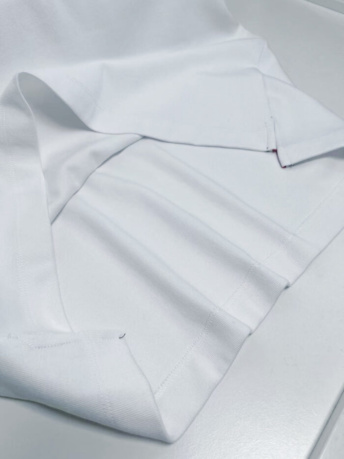 Camicia bianca elegante con pieghe e colletto raffinato, perfetta per occasioni formali.