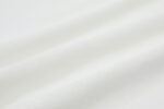Tessuto bianco elegante e morbido con lucentezza delicata e morbide onde, perfetto per design raffinati.