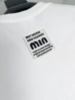 Etichetta moderna su maglietta bianca con logo mii e dettagli di stile e originalità.
