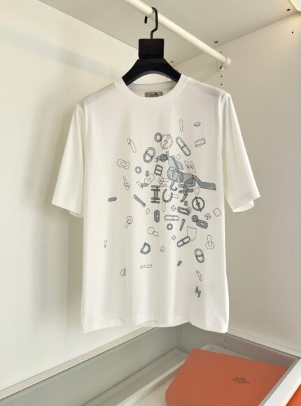 T-shirt bianca con grafica geometrica moderna, stile casual e design minimalista.
