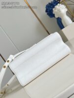 Borsa bianca elegante con dettagli oro e bouquet di fiori blu in stile minimalista.