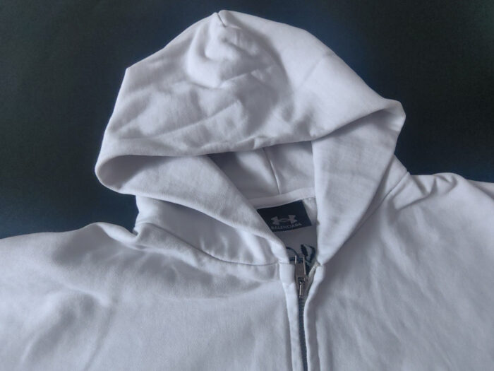 Felpa bianca con cerniera e logo, stile casual e confortevole, ideale per ogni occasione.