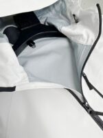 Giacca bianca moderna con interno grigio e zip di alta qualità, ideale per stile e praticità.