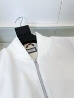 Giacca bianca minimalista con zip, colletto bomber e stile elegante per occasioni casuali.