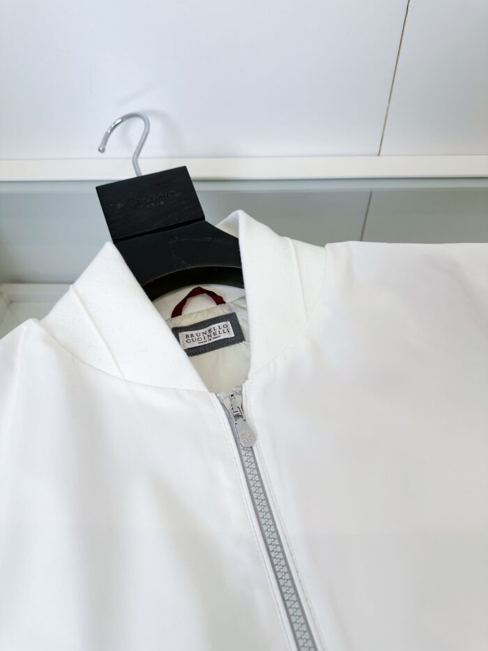 Giacca bianca minimalista con zip, colletto bomber e stile elegante per occasioni casuali.