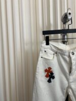 Jeans bianchi moderni con ricami colorati sul taschino, stile casual e fashion.