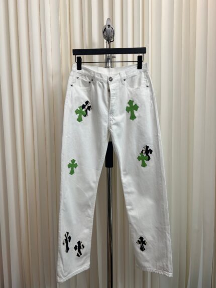 Jeans bianchi con ricami di trifoglio verdi e motivi artistici neri, stile casual e innovativo.