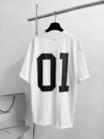 Maglietta bianca sportiva con numero 01, stile casual e moderno, ideale per ogni occasione.
