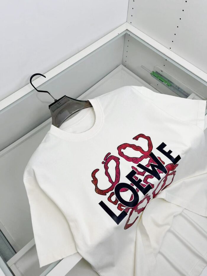 T-Shirt Loewe bianco con logo nero e dettagli artistici rossi, stile minimalista e moderno.