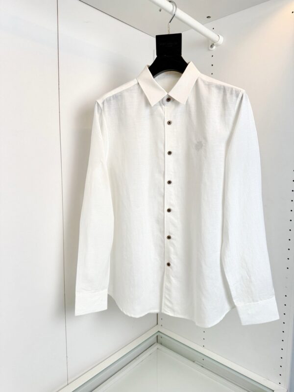 Camicia bianca classica uomo, elegante versatile, perfetta per ogni occasione.