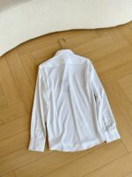 Camicia bianca elegante da uomo, a maniche lunghe, alla moda e perfetta per occasioni formali.