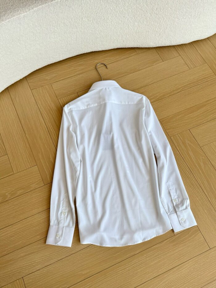 Camicia bianca elegante da uomo, a maniche lunghe, alla moda e perfetta per occasioni formali.