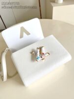 Borsa di lusso bianca con logo colorato e design elegante per uno stile moderno e raffinato.