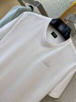 T-shirt bianca semplice con logo ricamato, stile classico e versatile per ogni occasione.
