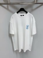 T-shirt bianca minimalista con logo blu, stile casual e moderno, perfetta per ogni outfit.