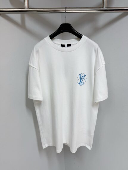 T-shirt bianca minimalista con logo blu, stile casual e moderno, perfetta per ogni outfit.