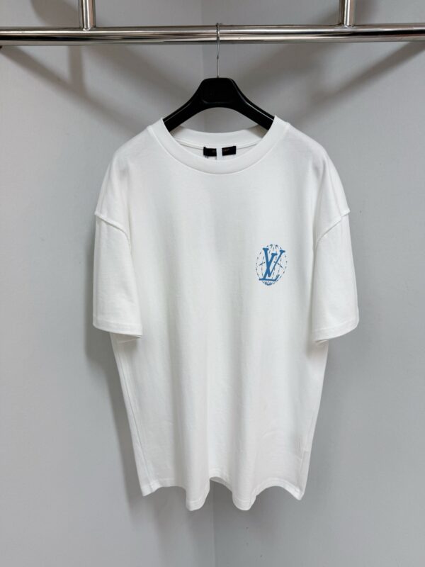 T-shirt bianca minimalista con logo blu, stile casual e moderno, perfetta per ogni outfit.