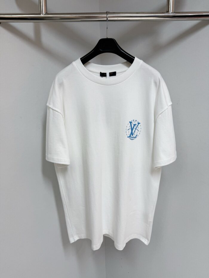 T-shirt bianca minimalista con logo blu, stile casual e moderno, perfetta per ogni outfit.
