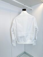 Giacca bomber bianca minimalista, stile sportivo ed elegante, perfetta per ogni occasione.