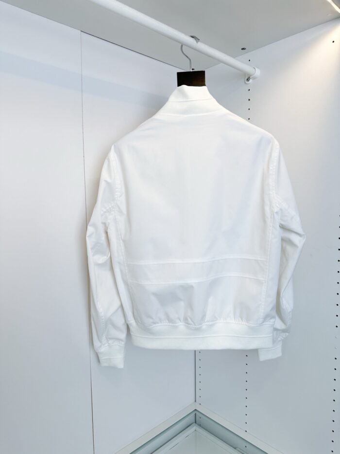 Giacca bomber bianca minimalista, stile sportivo ed elegante, perfetta per ogni occasione.