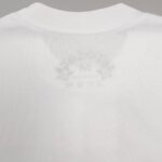 T-shirt bianca minimalista con logo discreto sul retro, carattere casual e comfort elegante.