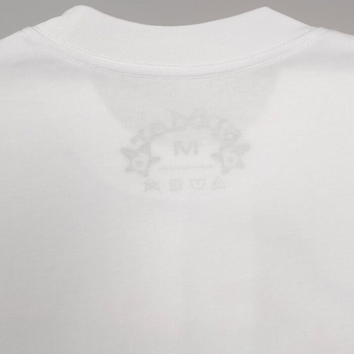 T-shirt bianca minimalista con logo discreto sul retro, carattere casual e comfort elegante.