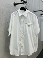Camicia bianca minimalista con tasca, perfetta per look eleganti e casual.