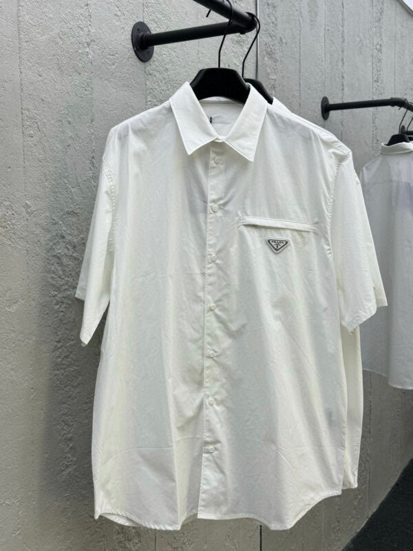 Camicia bianca minimalista con tasca, perfetta per look eleganti e casual.