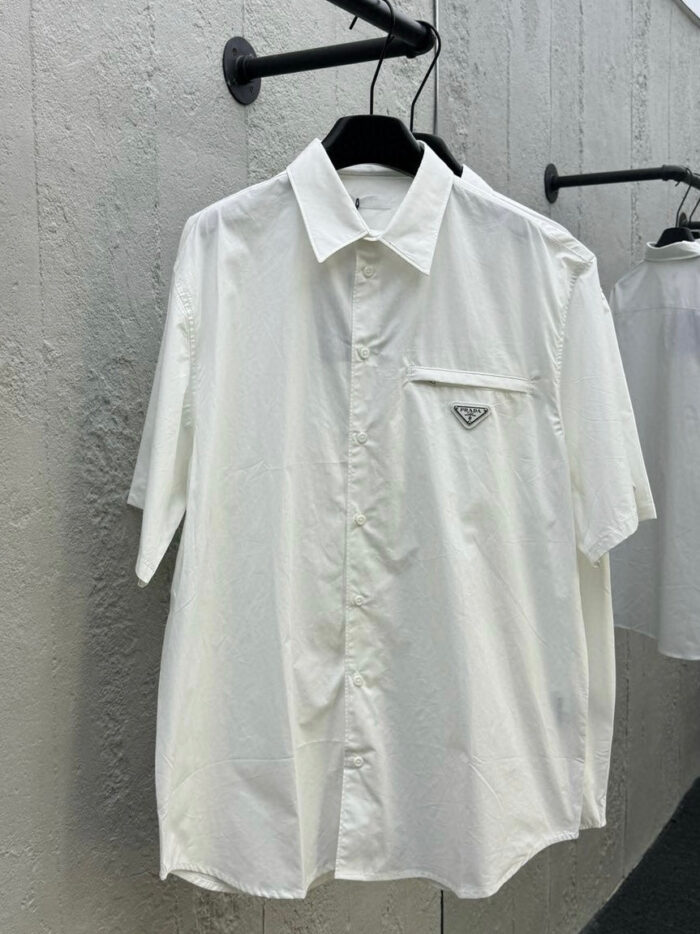 Camicia bianca minimalista con tasca, perfetta per look eleganti e casual.