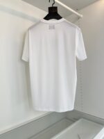 Maglietta bianca minimalista da donna, stile casual, versatile, semplice ed elegante.