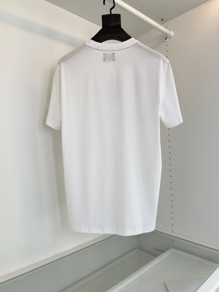 Maglietta bianca minimalista da donna, stile casual, versatile, semplice ed elegante.