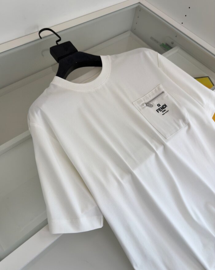 Maglietta bianca minimalista da uomo, versatile e moderna, perfetta per look casual e eleganti.