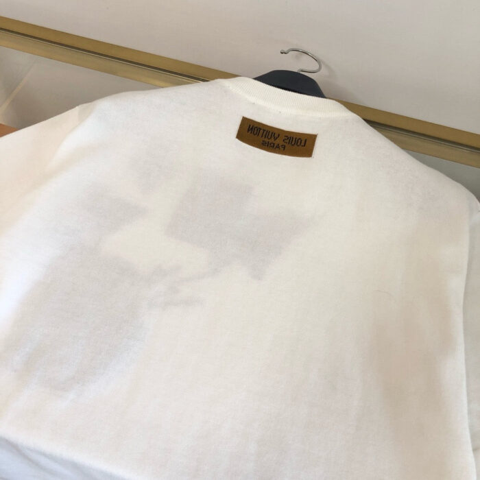 Camicia bianca con etichetta in pelle Heritage 2021, stile minimalista e qualità elegante.
