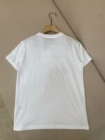 Maglietta bianca essenziale in cotone, versatile e comoda per uno stile casual e semplice.