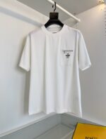 T-shirt bianca minimalista con tasca e dettagli grafici eleganti per uno stile casual e moderno.