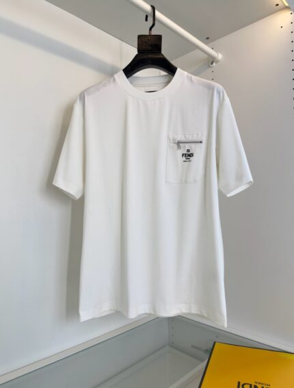 T-shirt bianca minimalista con tasca e dettagli grafici eleganti per uno stile casual e moderno.