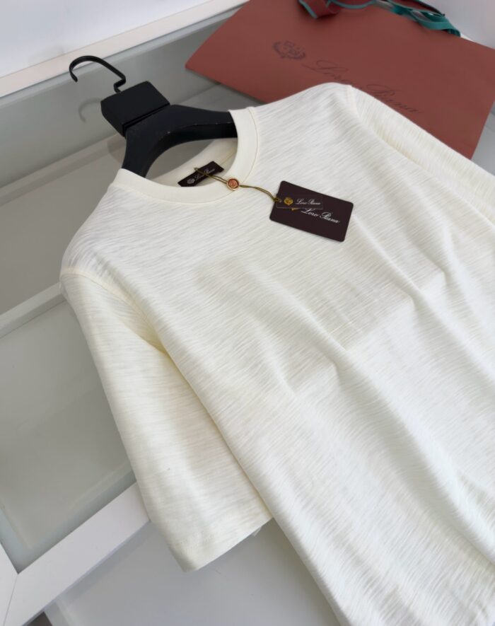 Camicia bianca semplice con accessori eleganti, stile casual e raffinato, perfetta per ogni occasione.
